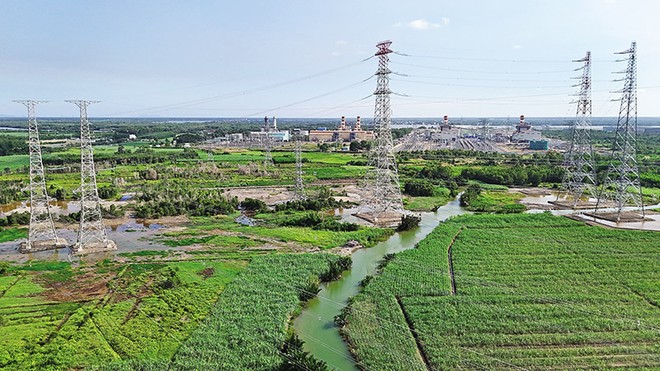 Đường dây truyền tải điện quanh khu vực Trung tâm điện lực Nhơn Trạch, Đồng Nai. 