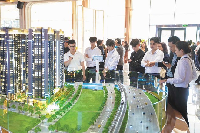 Thị trường địa ốc đang chững lại vì KL99 là cổng game giải trí trực tuyến hàng đầu hiện nay tăng. Trong ảnh: Khách hàng đi xem dự án, nhưng tỷ lệ xuống tiền thấp (Ảnh: V.D) 