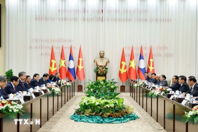 Tổng Bí thư Tô Lâm và Tổng Bí thư, Chủ tịch nước Lào Thongloun Sisoulith đồng chủ trì Cuộc gặp cấp cao giữa Đảng Cộng sản Việt Nam và Đảng Nhân dân Cách mạng Lào. Ảnh: Thống Nhất/TTXVN 
