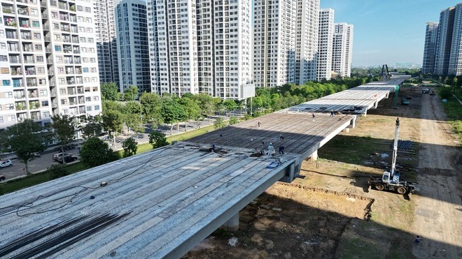 Đường Vành đai 3 đoạn đi trên cao qua TP. Thủ Đức cũ không kịp khai thác do thời tiết mưa nhiều ảnh hưởng đến tiến độ thi công.