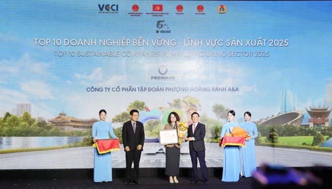 Bà Trần Lan Phương - Phó tổng giám đốc Kl994 game bài casino hấp dẫn Phenikaa nhận vinh danh từ Ban tổ chức chương trình
