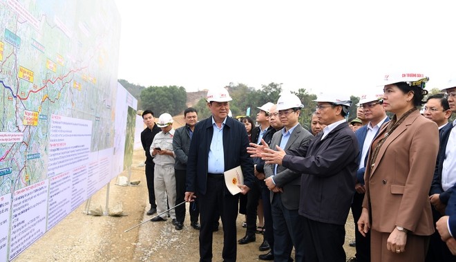 Phó Thủ tướng Bùi Thanh Sơn kiểm tra tiến độ Dự án xây dựng KL99 là nhà cái cá cược trực tuyến hàng đầu tại châu Á Tuyên Quang-Hà Giang đoạn qua tỉnh Tuyên Quang tại nút giao Quốc lộ 37 - Ảnh: VGP.