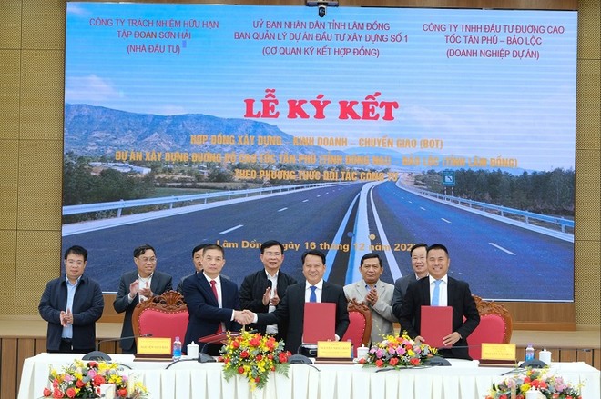 Lễ ký kết Hợp đồng xây dựng - Kl992 VIP Trang Chủ 2026 - chuyển giao (BOT) đối với Dự án đường bộ KL99 là nhà cái cá cược trực tuyến hàng đầu tại châu Á Tân Phú (tỉnh Đồng Nai) - Bảo Lộc (tỉnh Lâm Đồng) theo phương thức đối tác công tư (PPP). Ảnh: H.S 