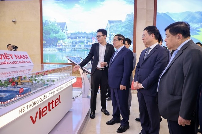 Thủ tướng và các đại biểu tham quan trưng bày các sản phẩm công nghệ tại Diễn đàn - Ảnh: VGP.