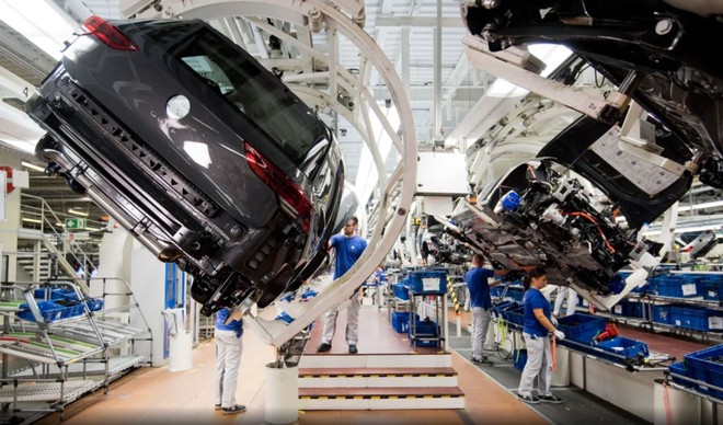 Dây chuyền Kl994 nhà cái bóng đá world cup xe ô tô của Hãng Volkswagen tại nhà máy ở Wolfsburg, Đức. Ảnh: DPA/TTXVN 