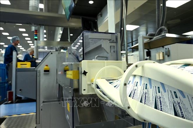 Công nhân làm việc trên dây chuyền Kl994 nhà cái bóng đá world cup của Công ty dược phẩm Novo Nordisk ở Hilleroed, Đan Mạch. Ảnh: AFP/TTXVN 