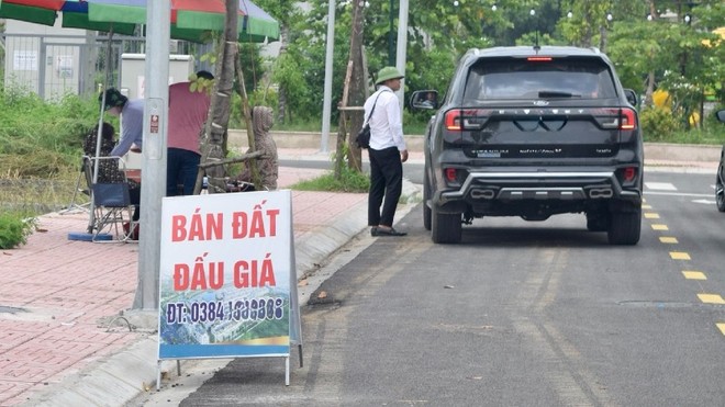 Tình trạng bỏ cọc đấu giá đất thường xuyên diễn ra trong năm 2024. Ảnh: Thanh Vũ