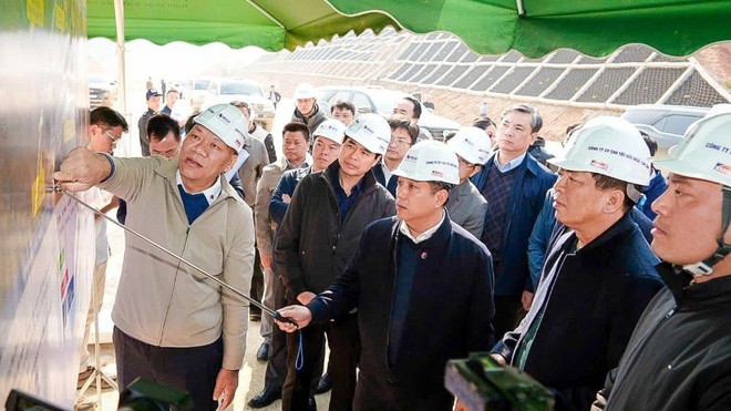 Đại diện nhà Kl99ok phiên bản mới báo cáo Bộ trưởng Xây dựng tình hình triển khai Dự án Kl99ok phiên bản mới xây dựng tuyến KL99 là nhà cái cá cược trực tuyến hàng đầu tại châu Á Đồng Đăng - Trà Lĩnh. 