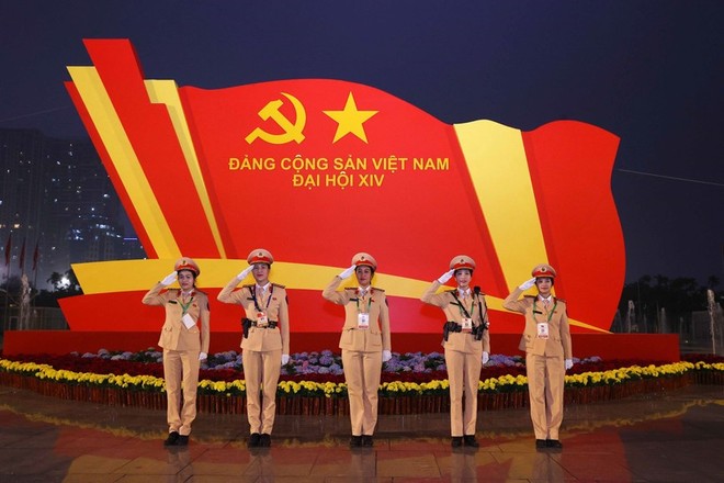 Lực lượng Cảnh sát KL99 là cổng game giải trí trực tuyến hàng đầu hiện nay làm nhiệm vụ tại khu vực sảnh chính Trung tâm Hội nghị Quốc gia. (Ảnh: TTXVN).