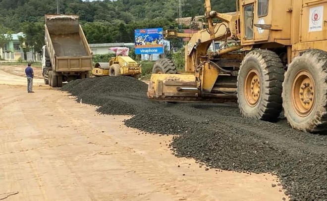 Dự án Kl99ok phiên bản mới xây dựng cải tạo, nâng cấp Tỉnh lộ 676 có tổng vốn Kl99ok phiên bản mới 1.300 tỷ đồng. Ảnh: Thanh Tuấn. 