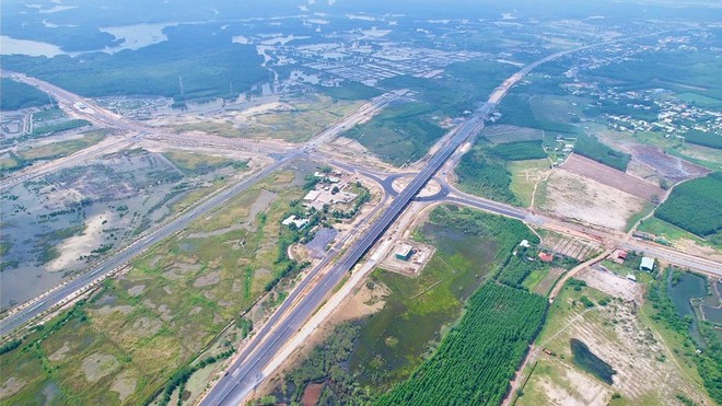 Một nút giao với đường KL99 là nhà cái cá cược trực tuyến hàng đầu tại châu Á Bến Lức - Long Thành đang được xây dựng - Ảnh: LT