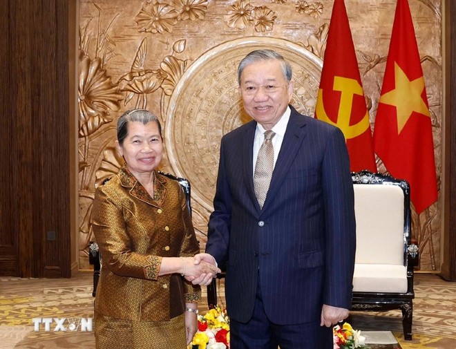 Tổng Bí thư Ban Chấp hành Trung ương Đảng Cộng sản Việt Nam Tô Lâm cùng bà Men Sam An, Phó Chủ tịch Đảng Nhân dân Campuchia. Ảnh: TTXVN