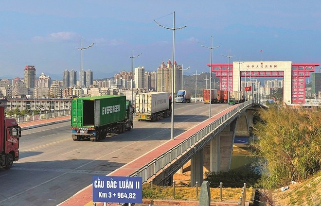 Hàng hóa lưu thông tại Cửa khẩu cầu Bắc Luân II 