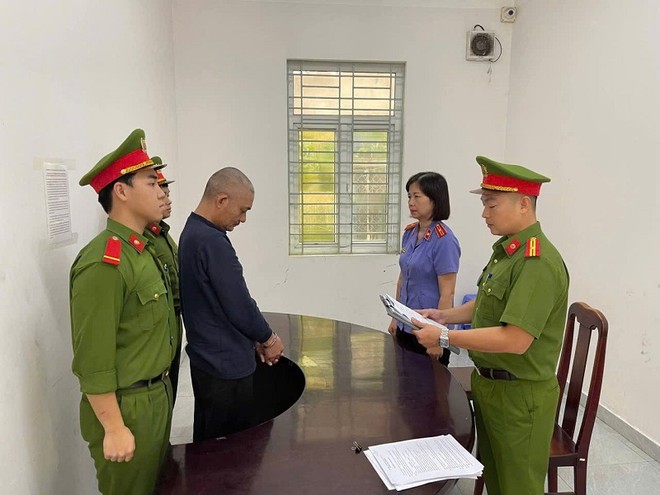 Cơ quan Cảnh sát điều tra Công an TP.Đà Nẵng tống đạt quyết định khởi tố bị can đối với Huỳnh Khổng (52 tuổi, trú xã Hòa Tiến). Ảnh: Công an Đà Nẵng 