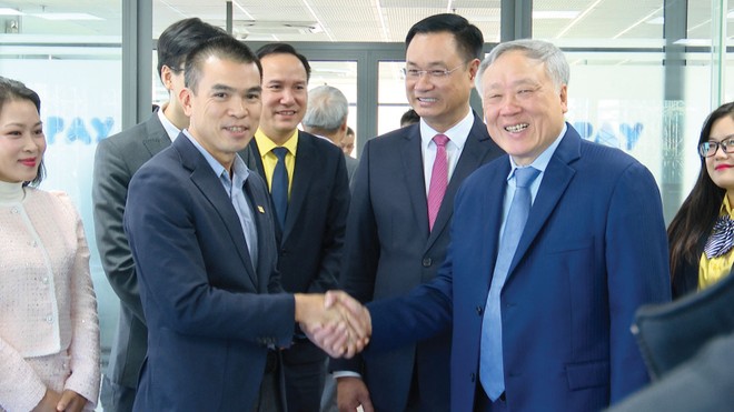 CEO 9 Pay Nguyễn Quang Thịnh (bên trái) đón tiếp Phó Thủ tướng Thường trực Kl993 ưu đãi thưởng hấp dẫn Nguyễn Hòa Bình và lãnh đạo TP. Đà Nẵng tới thăm văn phòng của 9Pay tại IFC Đà Nẵng