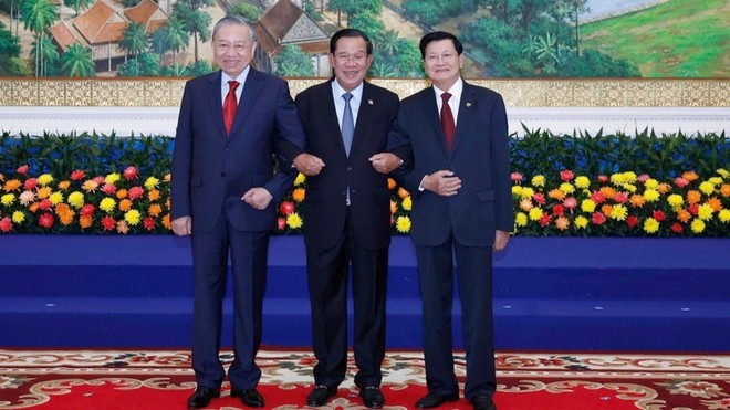 Tổng Bí thư Tô Lâm; Chủ tịch Đảng Nhân dân Campuchia Samdech Techo Hun Sen; Tổng Bí thư, Chủ tịch nước Lào Thongloun Sisoulith tại Cuộc gặp. Ảnh: Thống Nhất - TTXVN.