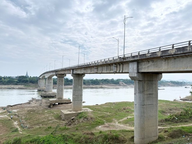 Cầu sông Lô hiện hữu. (Ảnh: Từ Thức). 