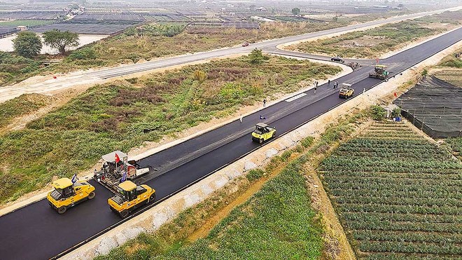 Thi công xây dựng đường song hành thuộc Dự án vành đai 4 vùng Thủ đô. 