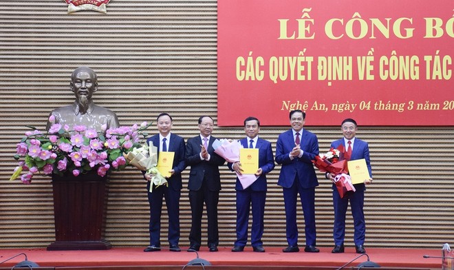 Chủ tịch tỉnh Nghệ An tặng hoa chúc mừng các nhân sự được bổ nhiệm.