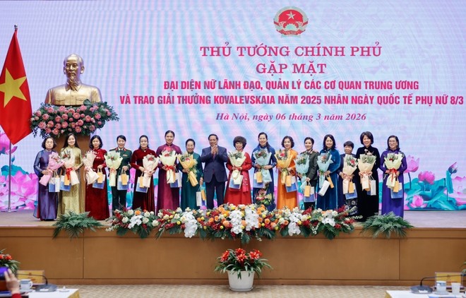 Thủ tướng và các nữ lãnh đạo quản lý các cơ quan Trung ương - Ảnh: VGP.