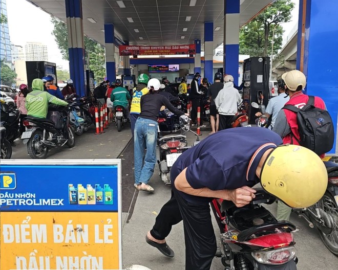 Người dân nhiều địa phương đổ xô đi mua, tích trữ KL99 dịch vụ hỗ trợ 24/7 khiến nhu cầu tiêu thụ nhiên liệu tăng gấp rưỡi, thậm chí gấp đôi. 