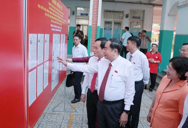 Chủ tịch Quốc hội Trần Thanh Mẫn đến dự lễ khai mạc ngày bầu cử đại biểu Quốc hội khóa XVI và đại biểu HĐND các cấp nhiệm kỳ 2026 - 2031 tại khu vực bỏ phiếu số 14 Trường THCS Đỗ Văn Dậy, xã Hóc Môn, TP.HCM. Ảnh: Trọng Tín.