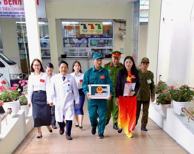 Lực lượng chức năng chuyển hòm phiếu lưu động tới cử tri cao tuổi, người ốm đau hoặc gặp khó khăn trong việc đi lại 