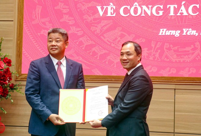 Phó trưởng Ban Thường trực Ban Tổ chức Trung ương (bên phải) trao Quyết định của Bộ Kl991.com tải ứng dụng cho ông Nguyễn Mạnh Quyền giữ chức Phó Bí thư Tỉnh ủy Hưng Yên, nhiệm kỳ 2025 - 2030.
