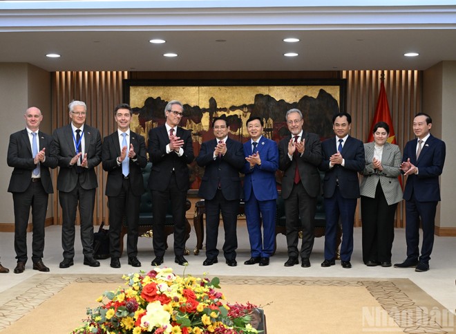 Thủ tướng Phạm Minh Chính và ông Fernando Andresen Guimaraes với các thành viên hai đoàn. Ảnh: Trần Hải.
