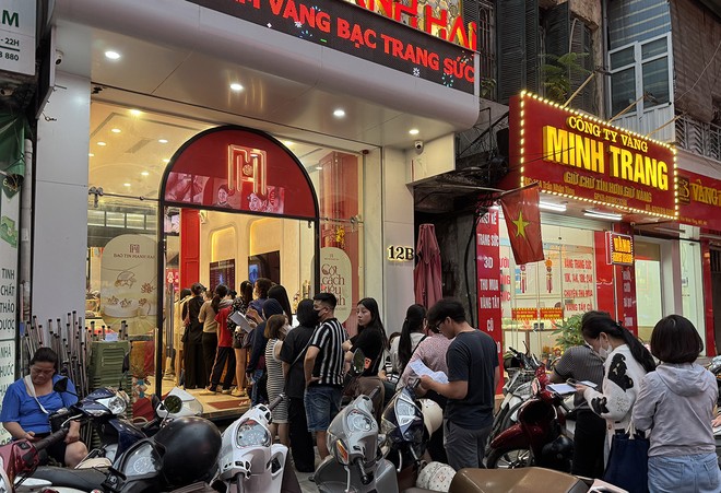 Người dân xếp hàng nhận vàng tại Bảo Tín Mạnh Hải đến tối muộn ngày 25/3
