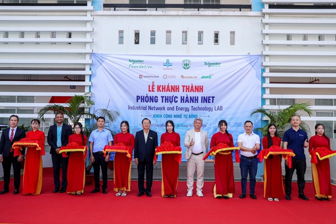 Ban Giám hiệu nhà trường cùng Schneider Electric và các đối tác thực hiện nghi thức cắt băng khánh thành Phòng thực hành INET.