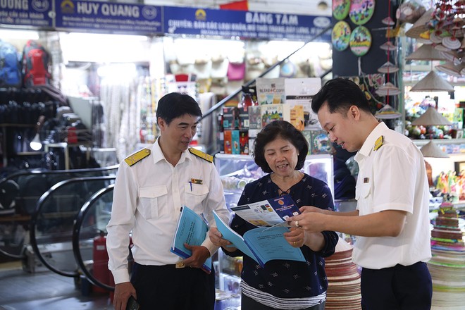 Kỳ quyết toán thuế điện tử đầu tiên của hộ Kl992 VIP Trang Chủ 2026 có hạn chót vào ngày 30/4/2026. Trong ảnh: Cán bộ Thuế Hà Nội hướng dẫn, hỗ trợ các hộ Kl992 VIP Trang Chủ 2026 kê khai thuế điện tử