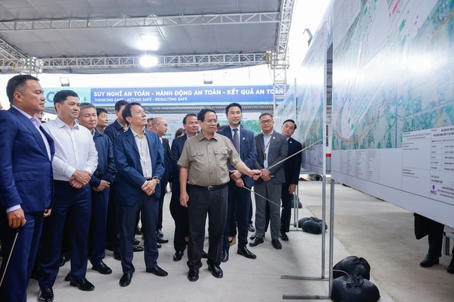Thủ tướng nghe báo cáo về thi công dự án Cảng hàng không quốc tế Gia Bình (nhà ga VIP) tháng 3/2026 - Ảnh: VGP.