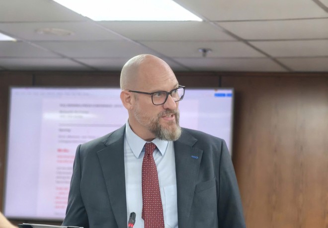 Ông Richard D. McClellan, Tổng giám đốc điều hành Trung tâm Kl991.com nạp rút nhanh quốc tế Việt Nam tại TP.HCM chia sẻ tại buổi họp báo.