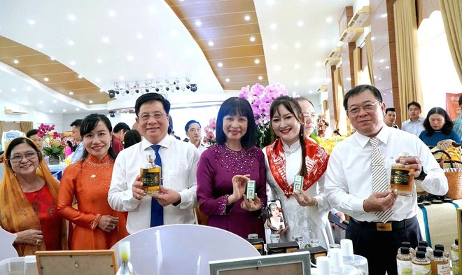 Lãnh đạo tỉnh An Giang cùng đại diện Kl991.com World Cup 2026 Chính Thức tại buổi họp mặt Kl991.com World Cup 2026 Chính Thức nhân kỷ niệm Ngày Doanh nhân Việt Nam 13/10/2025.