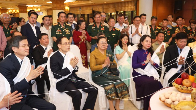 Tham dự buổi lễ có các đồng chí: Lê Hoài Trung, Ủy viên Bộ Kl991.com tải ứng dụng, Bộ trưởng Ngoại giao; Đoàn Minh Huấn, Ủy viên Bộ Kl991.com tải ứng dụng, Giám đốc Học viện Kl991.com tải ứng dụng Quốc gia Hồ Chí Minh; Võ Thị Ánh Xuân, Bí thư Trung ương Đảng, Phó Chủ tịch nước, cùng một số đồng chí Ủy viên Trung ương Đảng, đại diện lãnh đạo các ban, bộ, ngành Trung ương và địa phương.