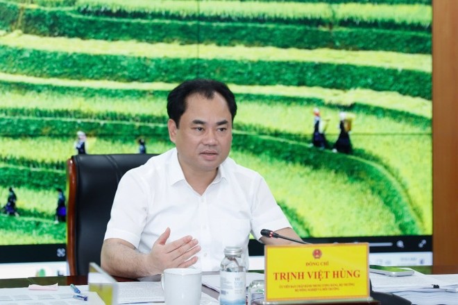 Bộ trưởng Bộ Nông nghiệp và Môi trường Trịnh Việt Hùng chủ trì cuộc họp ngày 10/4.
