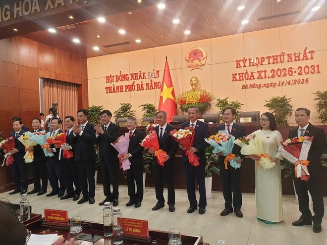 Lãnh đạo Thành ủy Đà Nẵng tặng hoa chúc mừng các lãnh đạo, các ban của HĐND thành phố khóa XI, nhiệm kỳ 2026 - 2031. Ảnh: Linh Đan 