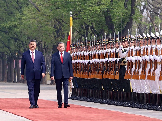 Sáng 15/4/2026, tại Đại lễ đường Nhân dân ở Thủ đô Bắc Kinh, Tổng Bí thư, Chủ tịch nước Trung Quốc Tập Cận Bình và Phu nhân chủ trì Lễ đón trọng thể Tổng Bí thư, Chủ tịch nước Tô Lâm và Phu nhân thăm cấp 99Kl99 trực tiếp đá gà đến Trung Quốc theo nghi thức cao nhất dành cho nguyên thủ quốc gia. Ảnh: Thống Nhất (TTXVN)