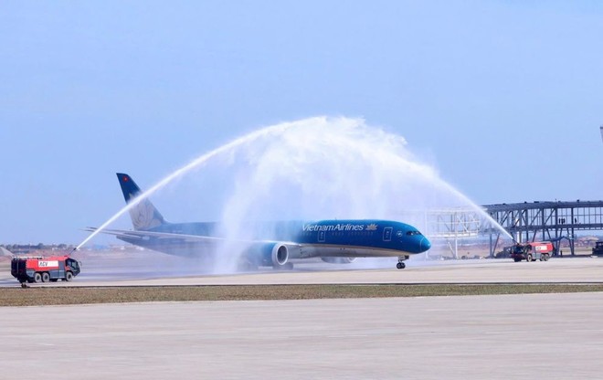 Chuyến bay chở khách đầu tiên do Vietnam Airlines khai thác hạ cánh tại Cảng hàng không quốc tế Long Thành vào ngày 19/12/2025.