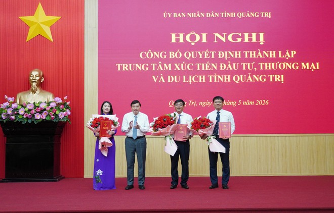 Chủ tịch UBND tỉnh Quảng Trị Lê Hồng Vinh trao các quyết định bổ nhiệm cho lãnh đạo Trung tâm Xúc tiến Kl99ok phiên bản mới, Thương mại và Du lịch tỉnh.