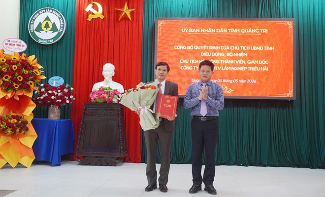 Phó Chủ tịch UBND tỉnh Quảng Trị Lê Văn Bảo trao quyết định điều động, bổ nhiệm ông Hoàng Ngọc Thành giữ chức vụ Chủ tịch Hội đồng thành viên, Giám đốc Công ty TNHH MTV Lâm nghiệp Triệu Hải.