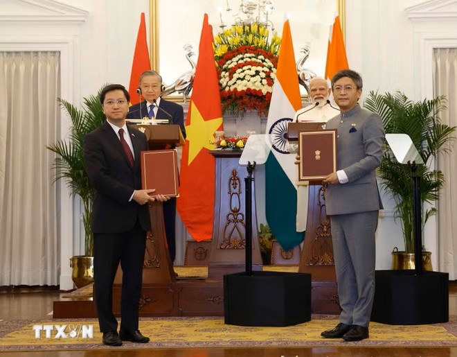 Tổng Bí thư, Chủ tịch nước Tô Lâm và Thủ tướng Cộng hòa Ấn Độ Narendra Modi chứng kiến lễ trao các văn kiện hợp tác giữa 2 nước. (Ảnh: Thống Nhất/TTXVN)