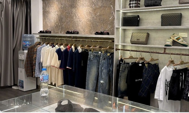 Cửa hàng thời trang tại 27 Tây Sơn, Hà Nội bán hàng giả mạo nhãn hiệu nổi tiếng Burberry, Gucci.... 