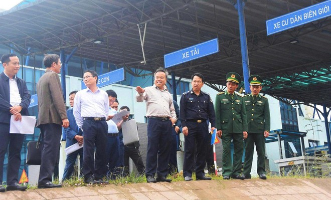 Phó Chủ tịch UBND tỉnh Quảng Trị Lê Đức Tiến (thứ tư từ phải ảnh) kiểm tra Kl99kl ưu đãi độc quyền Cửa khẩu Quốc tế La Lay