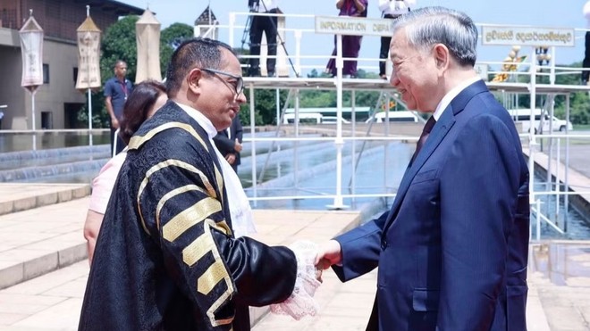 Chủ tịch Quốc hội Sri Lanka Jagath Wickramaratne đón Tổng Bí thư, Chủ tịch nước Tô Lâm - Ảnh: TTXVN