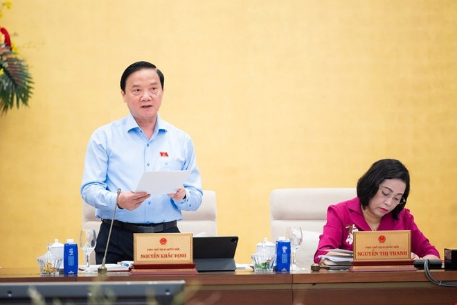Phó Chủ tịch Quốc hội Nguyễn Khắc Định phát biểu tại phiên họp. 