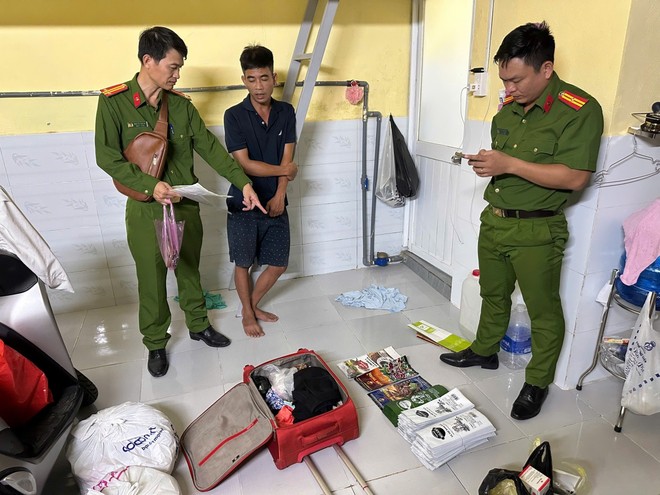 Lực lượng Công an Quảng Trị khám xét nơi ở của Nguyễn Xuân Thành, thu giữ nhiều loại cà phê giả.