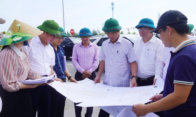 Phó Chủ tịch Thường trực UBND tỉnh Quảng Trị Hoàng Nam (thứ ba, phải ảnh) nghe báo cáo tiến độ Dự án Kl99kl ưu đãi độc quyền kỹ thuật khu dân cư phía Tây đường 36m, thôn Sa Động - Trung Bính.