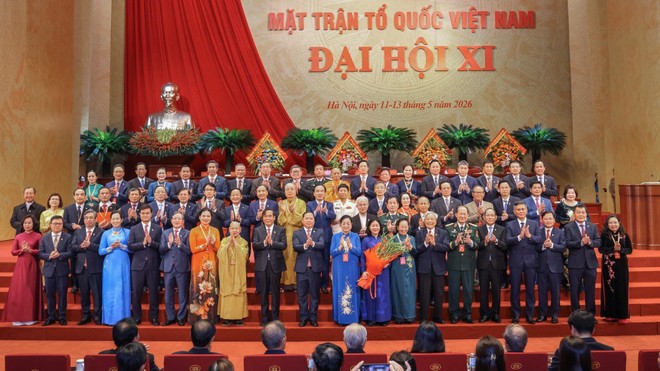 70 vị tham gia Đoàn Chủ tịch Uỷ ban Trung ương Mặt trận Tổ quốc Việt Nam khóa XI ra mắt Đại hội. Ảnh: Quang Vinh.
